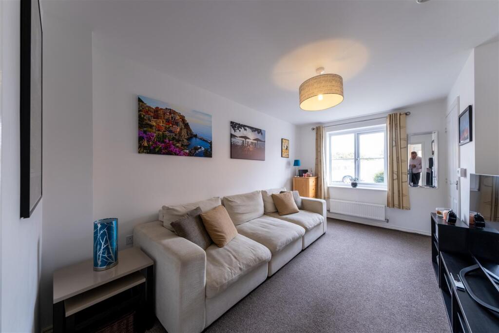 8 St James Court-006.jpg