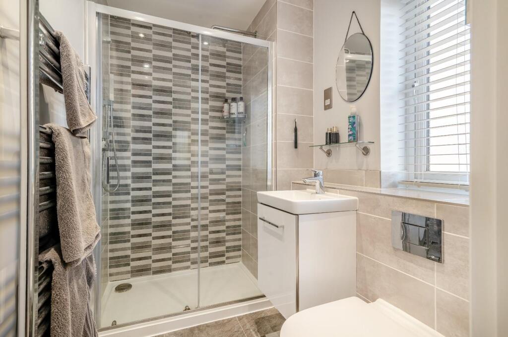 9 - ensuite.jpg