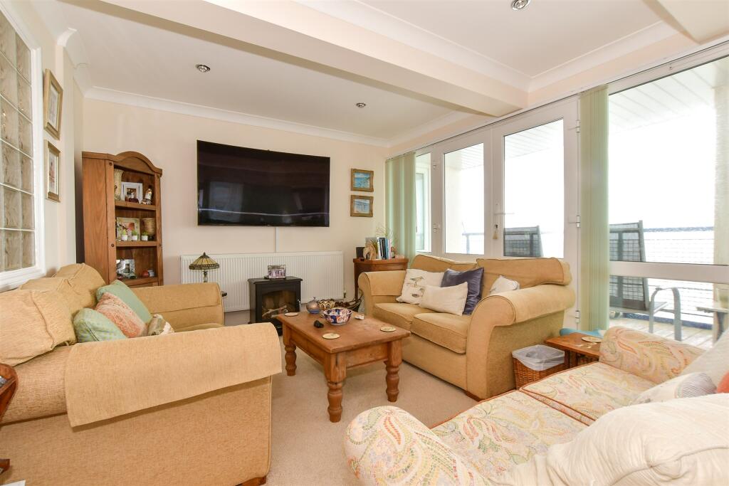 Lounge/Dining Area