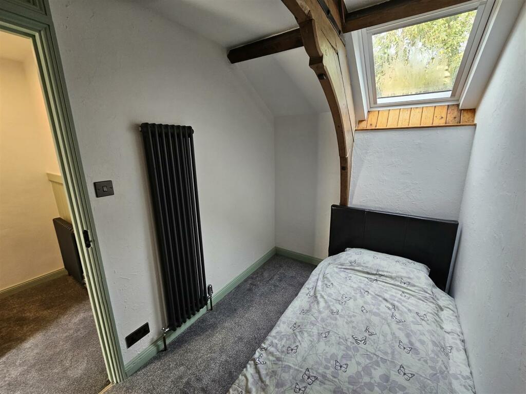 Bed 2.jpg