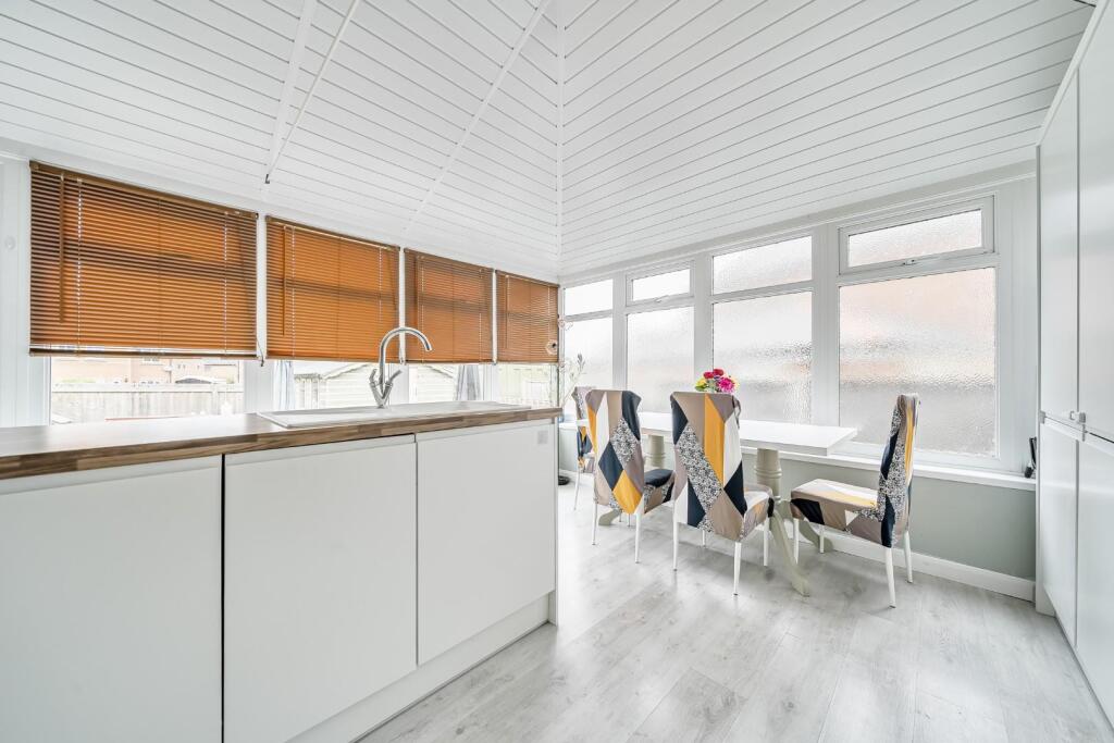 Kitchen seating area.jpg