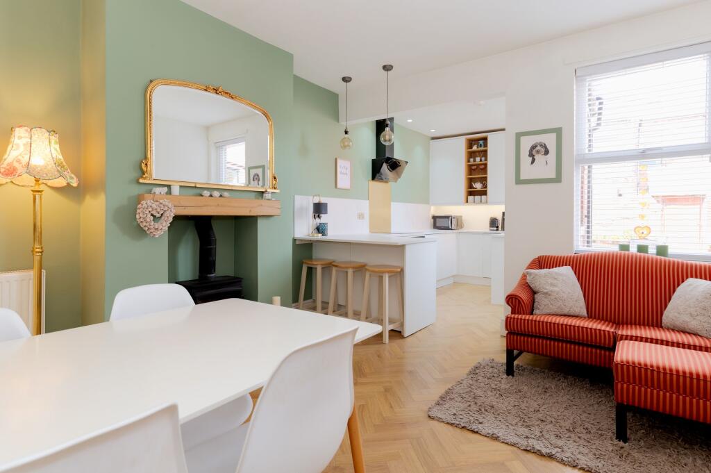 LIVING ROOM AND KITCHEN/DINER