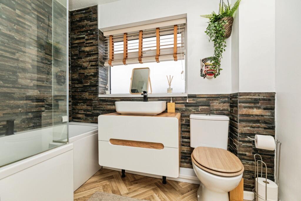 pbox-bathroom-342154.jpg