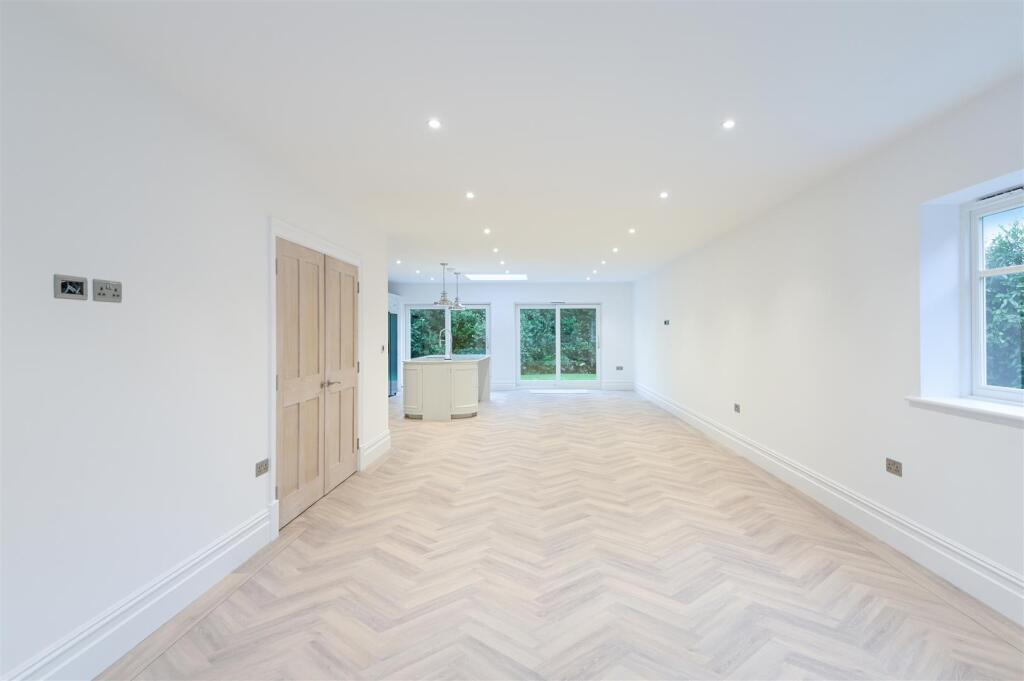 THE AVENUE,13B- (22).jpg