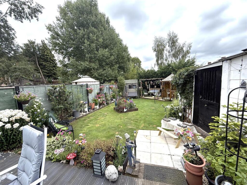 rear garden patio.jpg