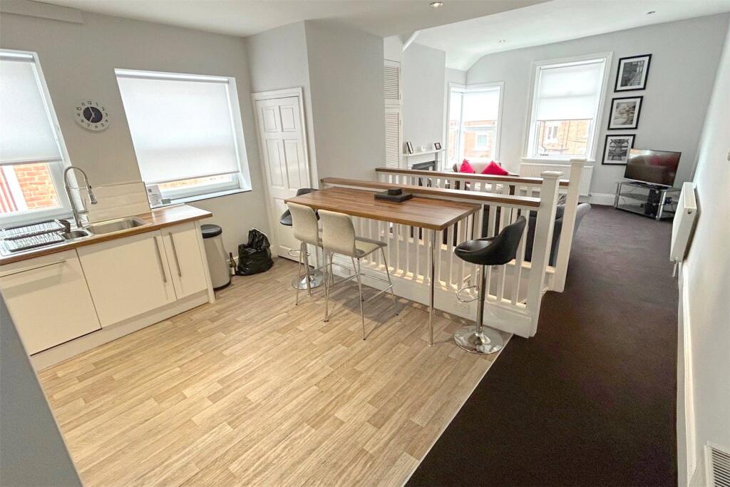 Kitchen &amp; Lounge