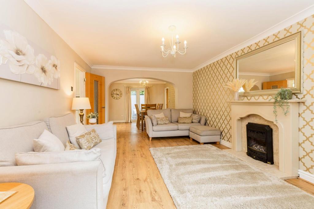 Lounge/Dining Room