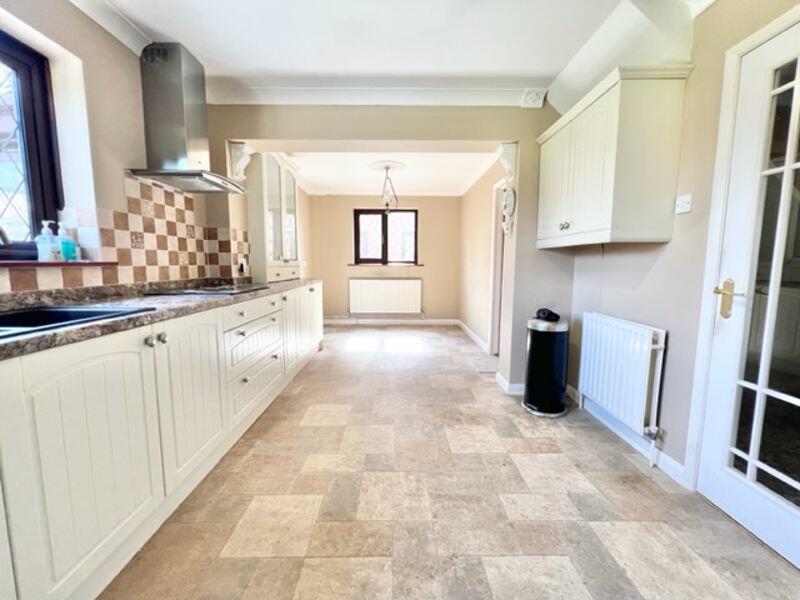 Kitchen to breakfast area 