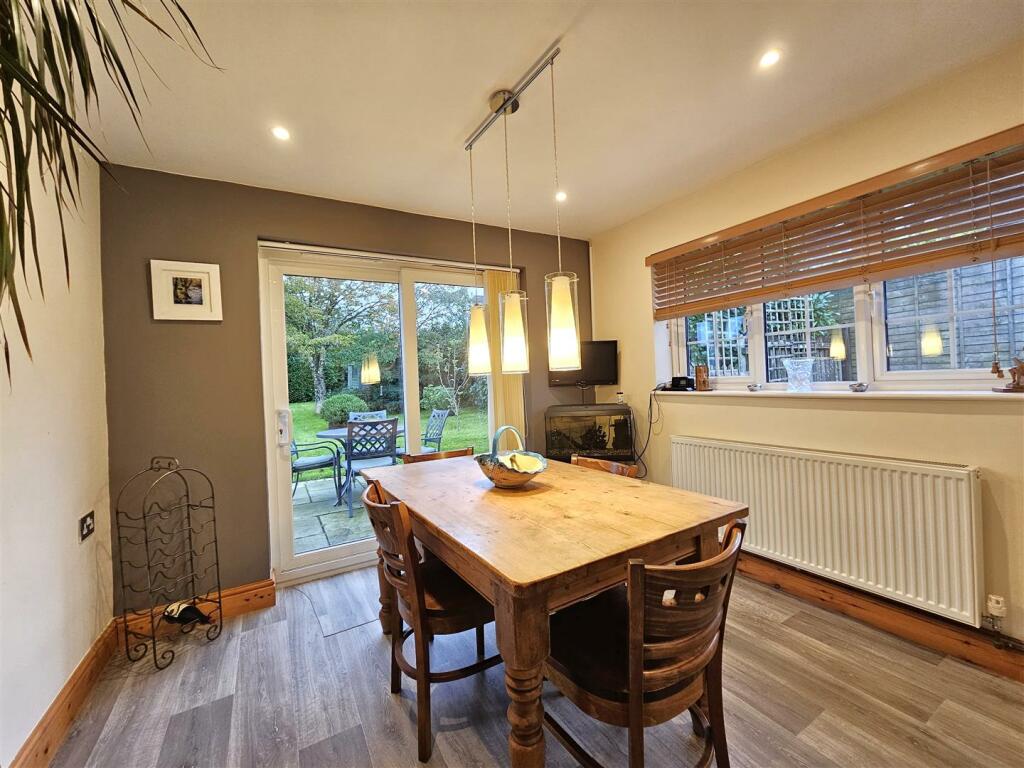kitchen dining.jpg