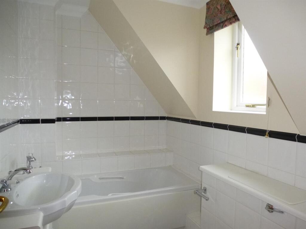 19 Chestnut Avenue bathroom.JPG