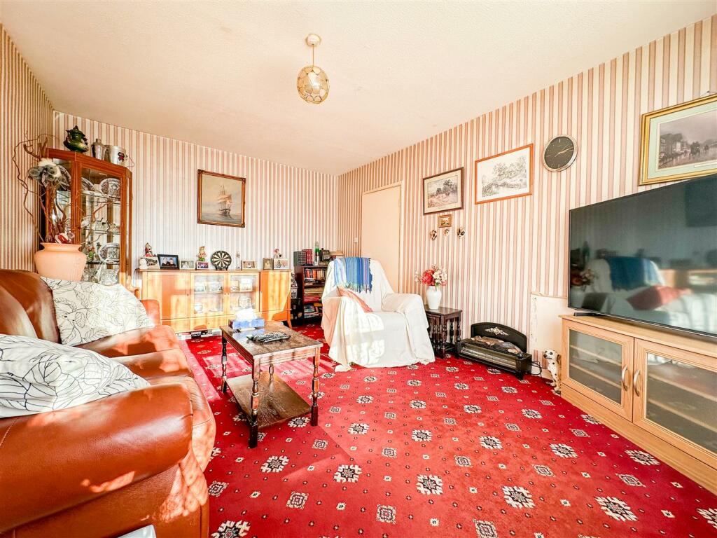 ALTERNATE VIEW OF LOUNGE