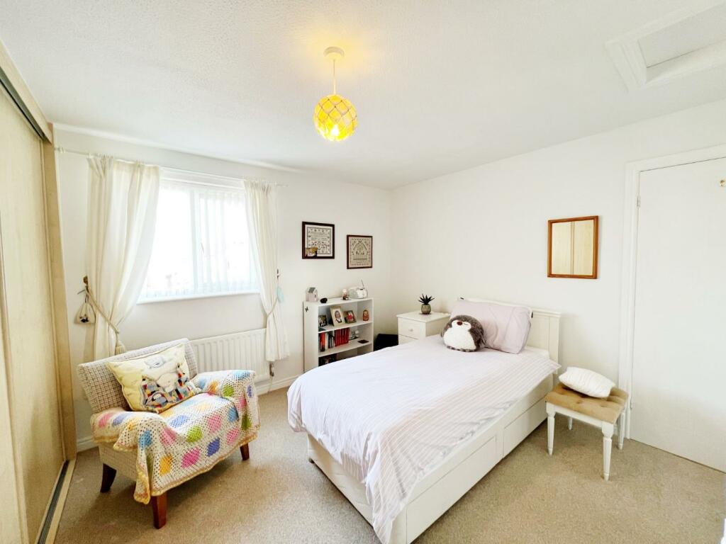 Bedroom 1 pic 2.jpg