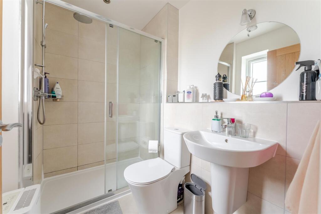 q11 - ensuite.jpg