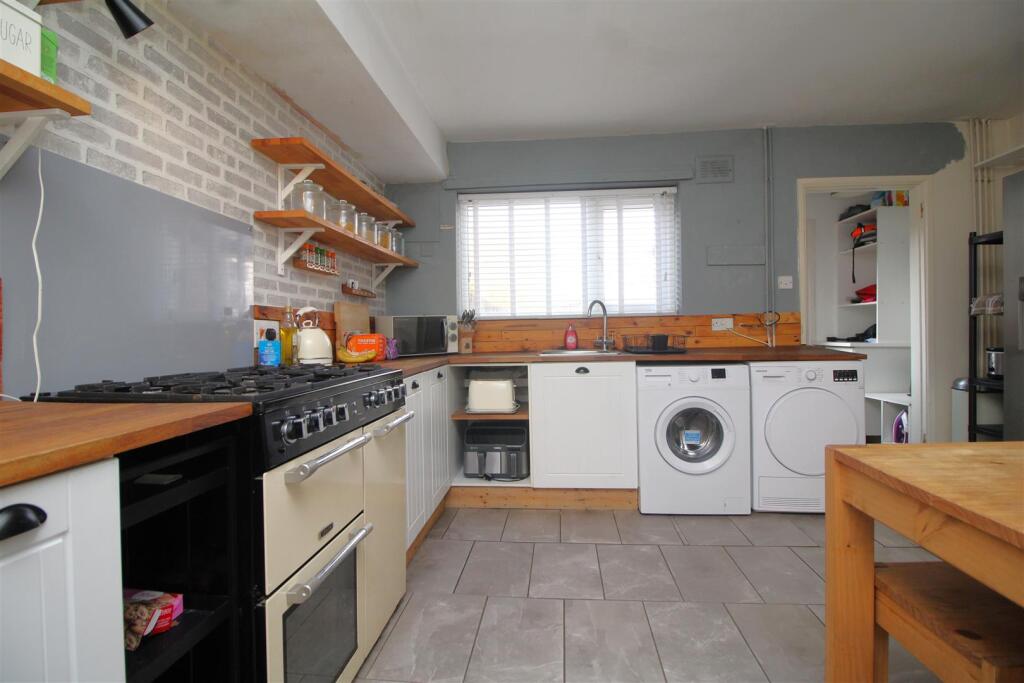kitchen 1 .JPG