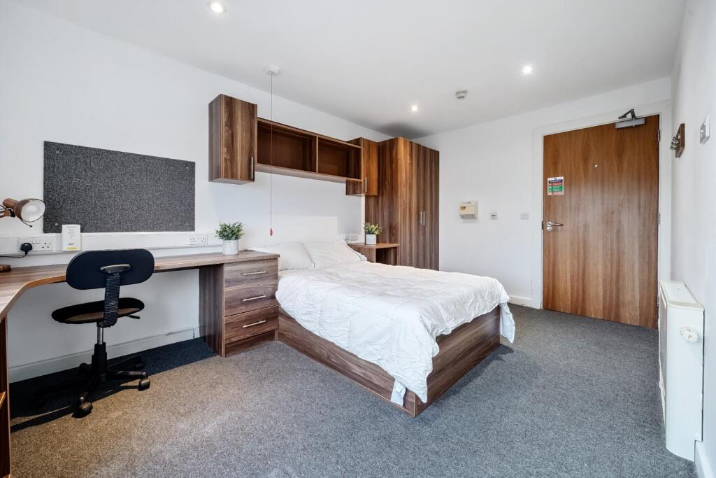 Pen f3 accessible bedroom desk 6763755e2744b-12268