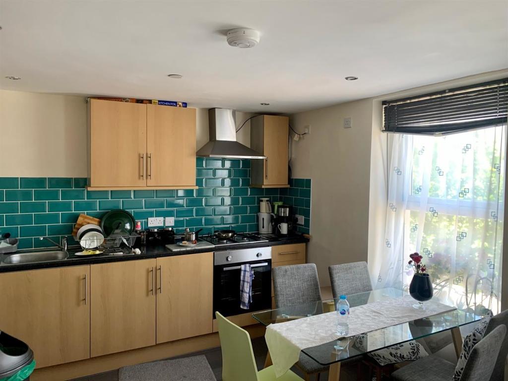 Flat 4 Kitchen.jpg