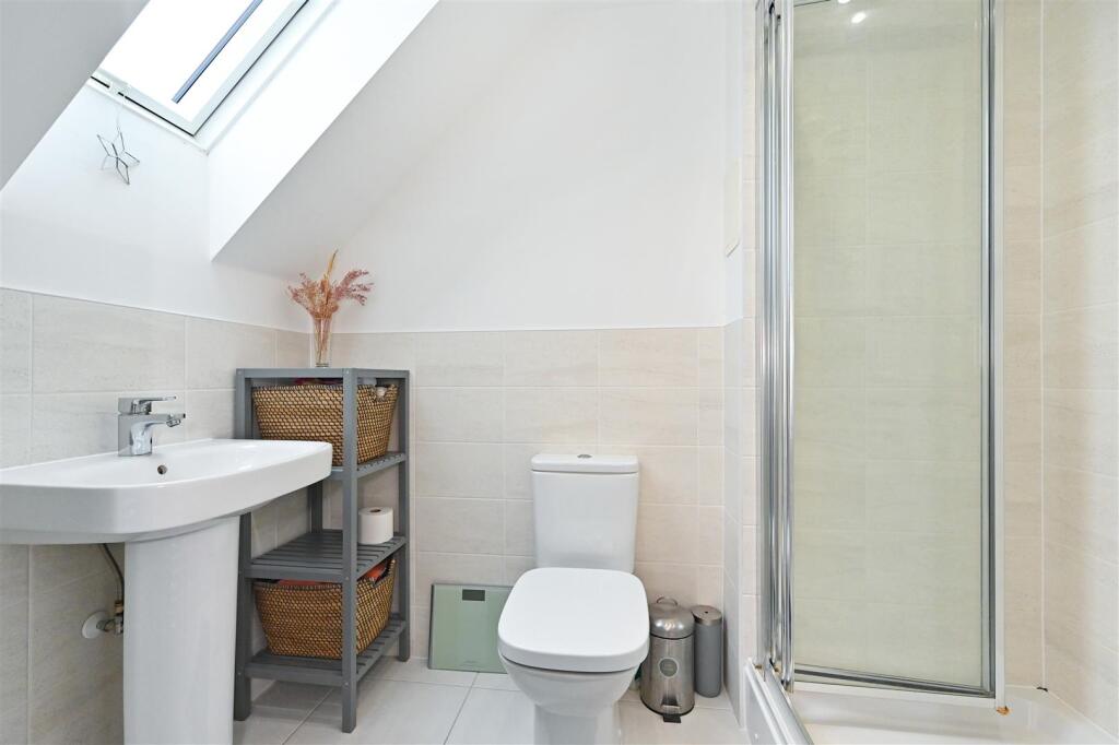 En Suite to Bedroom 1