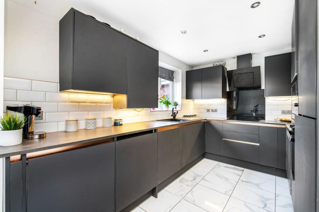 OPEN-PLAN DINING KITCHEN