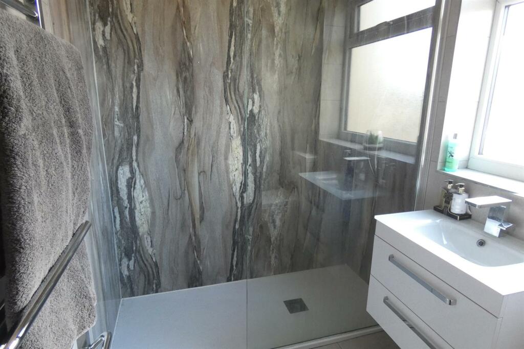 MODERN SHOWER ROOM