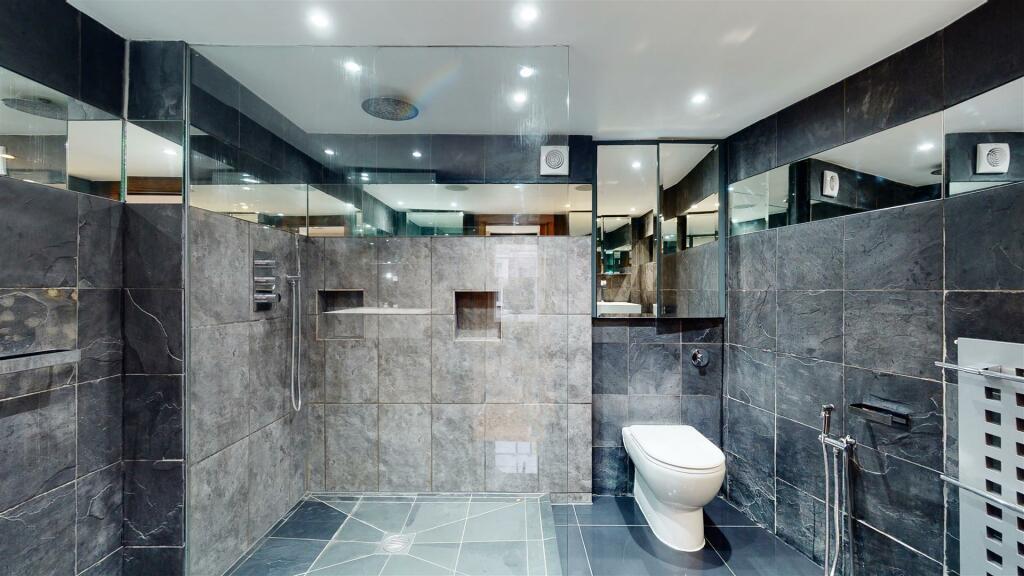 Master En-Suite 2