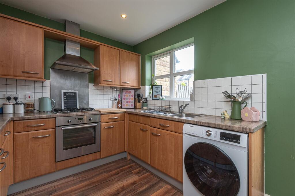 22 - 18 Long Hill Road HD2 1PJ.jpg