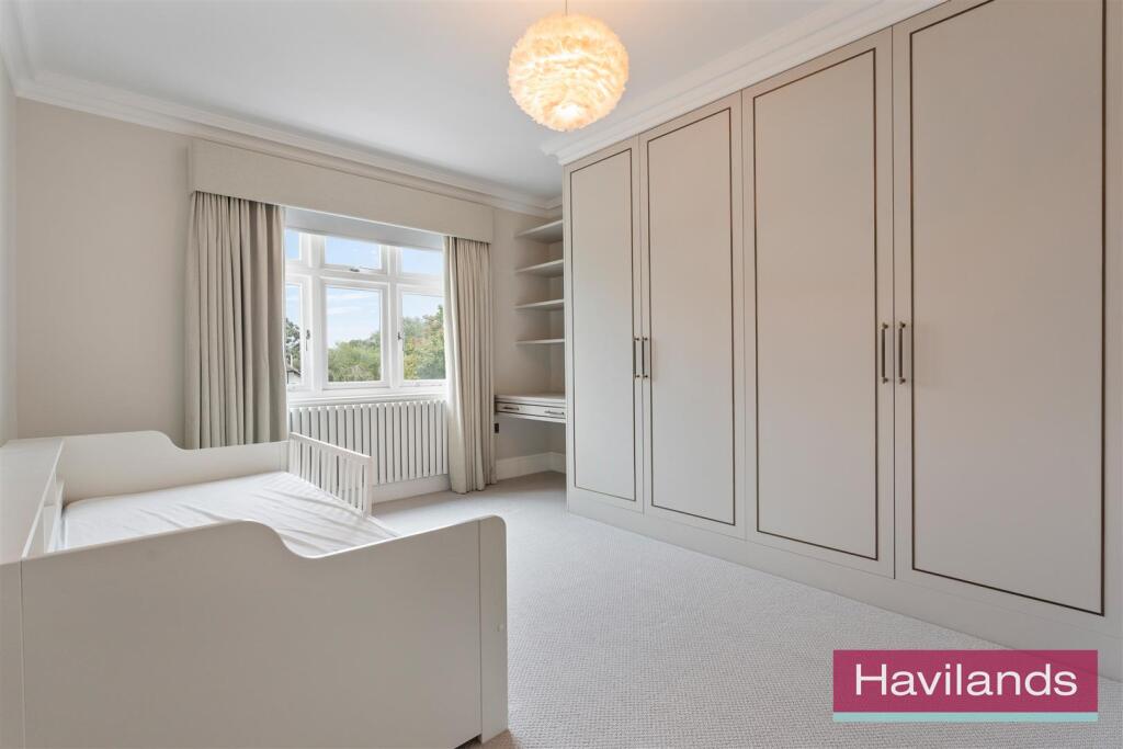 Eversley Crescent-11.jpg