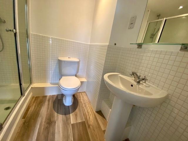 16 Victoria Gardens ensuite new.jpg