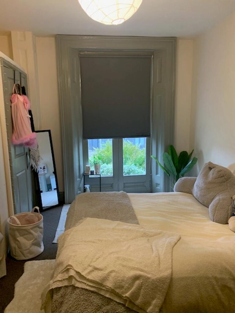A cozy and inviting double bedroom with good na...