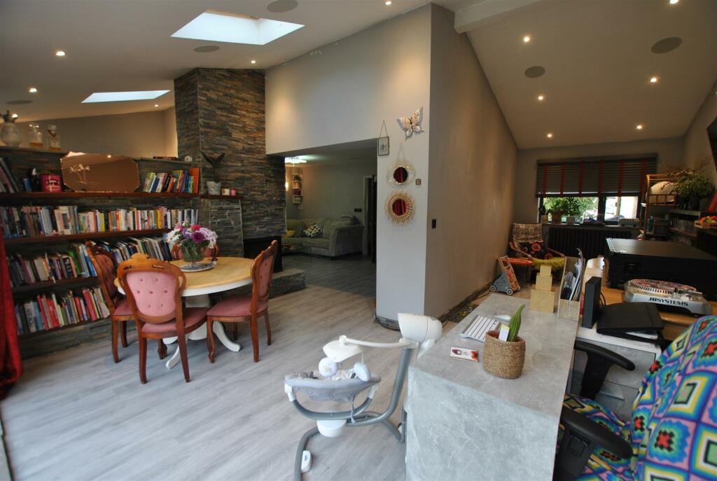 OPEN PLAN LIVING SPACE