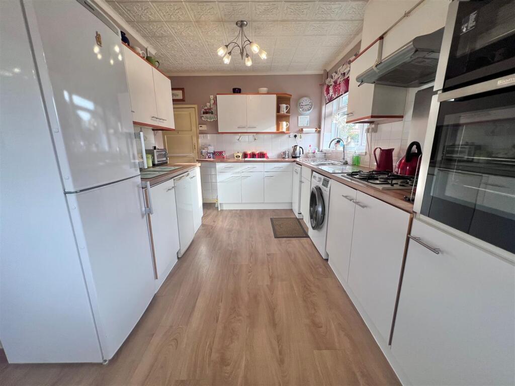 Kitchen 2.jpg