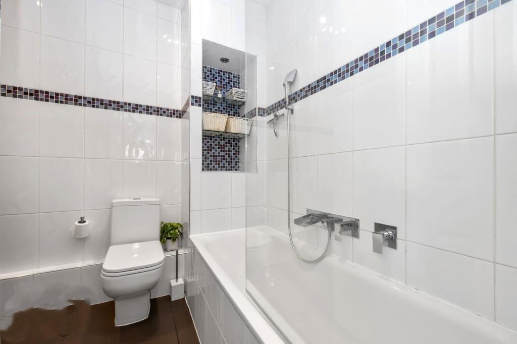 10 35 vernon terrace NEW 2025 bathroom.jpg