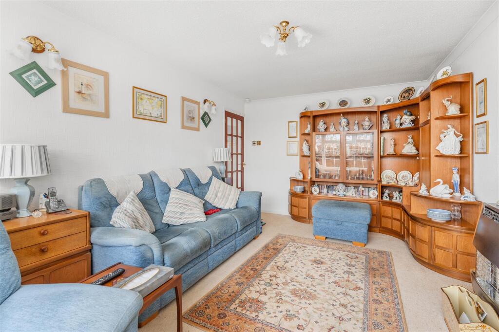 37 Sycamore Drive, Banbury-7.jpg