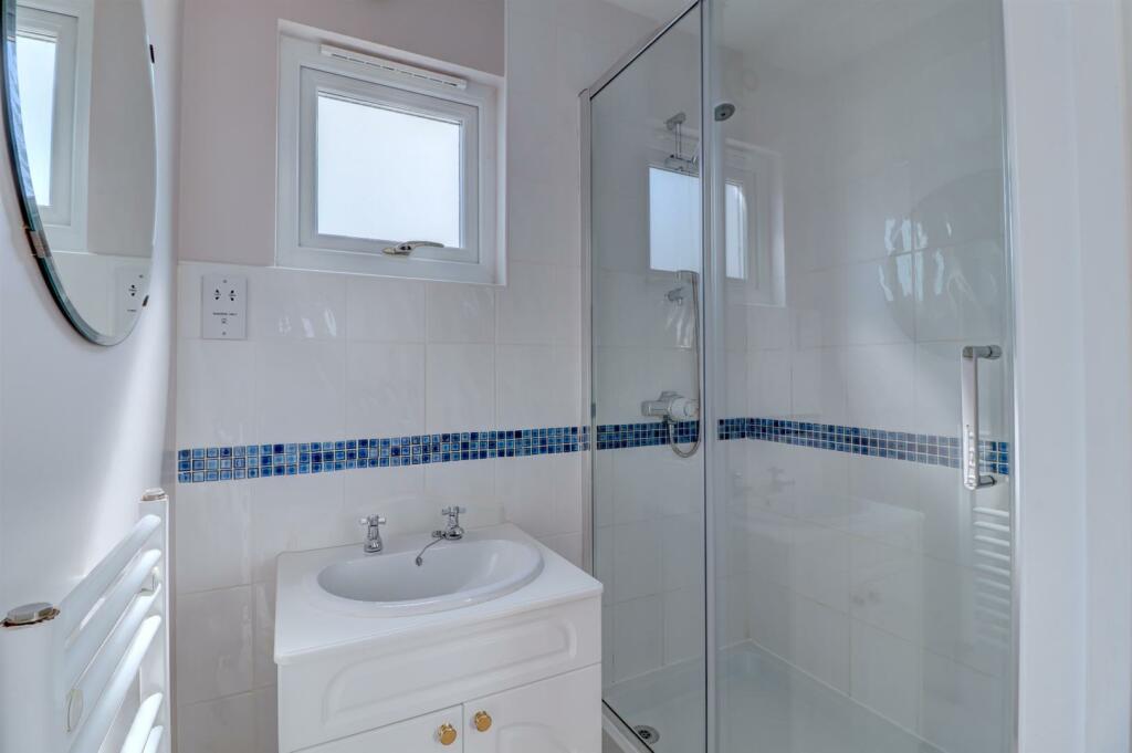 bedroom 1 en suite.jpg