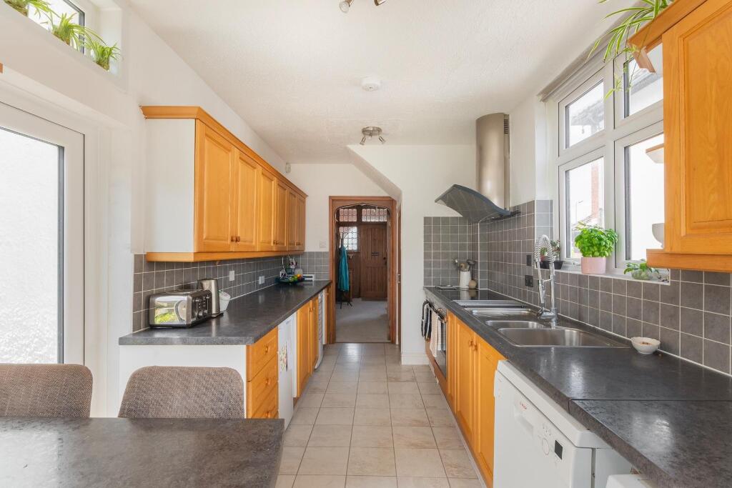 1H0V8HE - Kitchen A.jpg