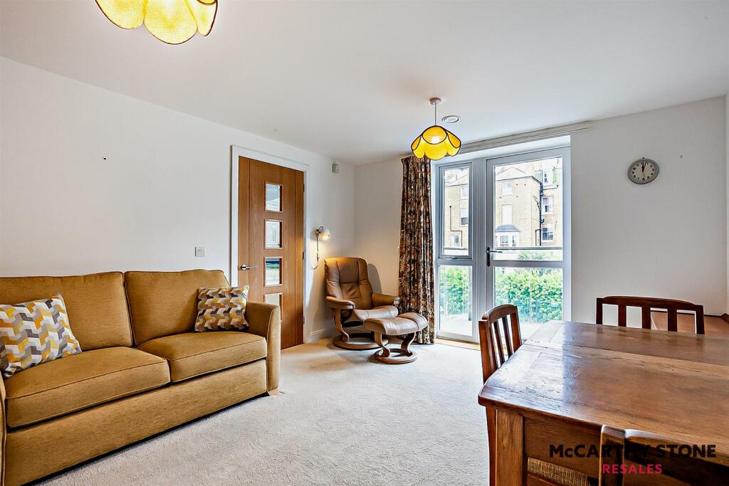8594659-interior02-800.JPG