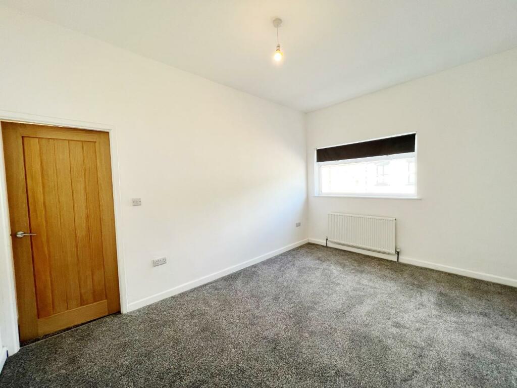 Bedroom 1 pic 2.jpg