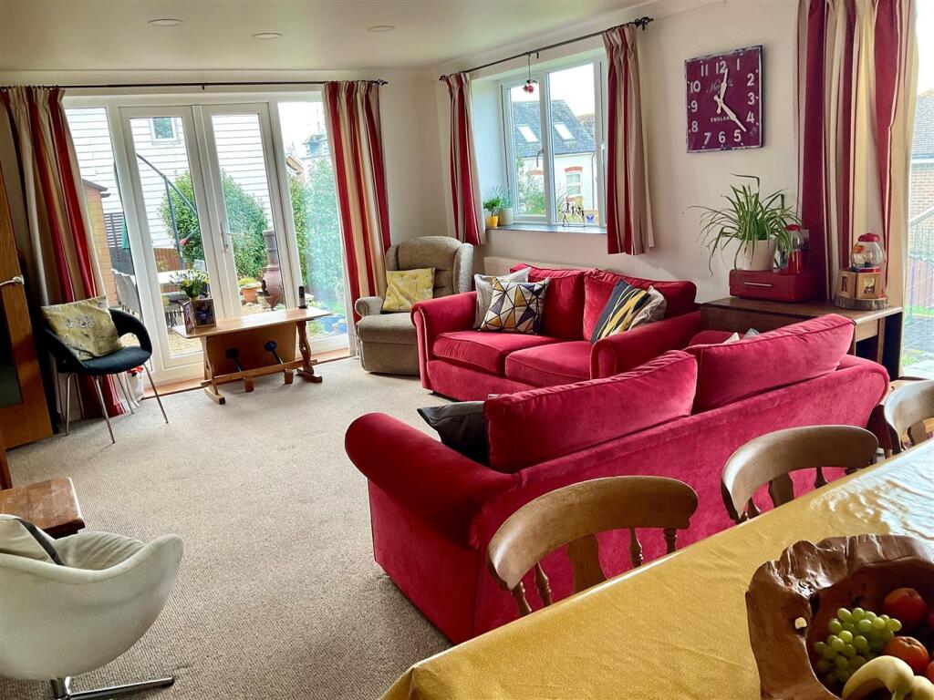 Family Room pic7.jpg