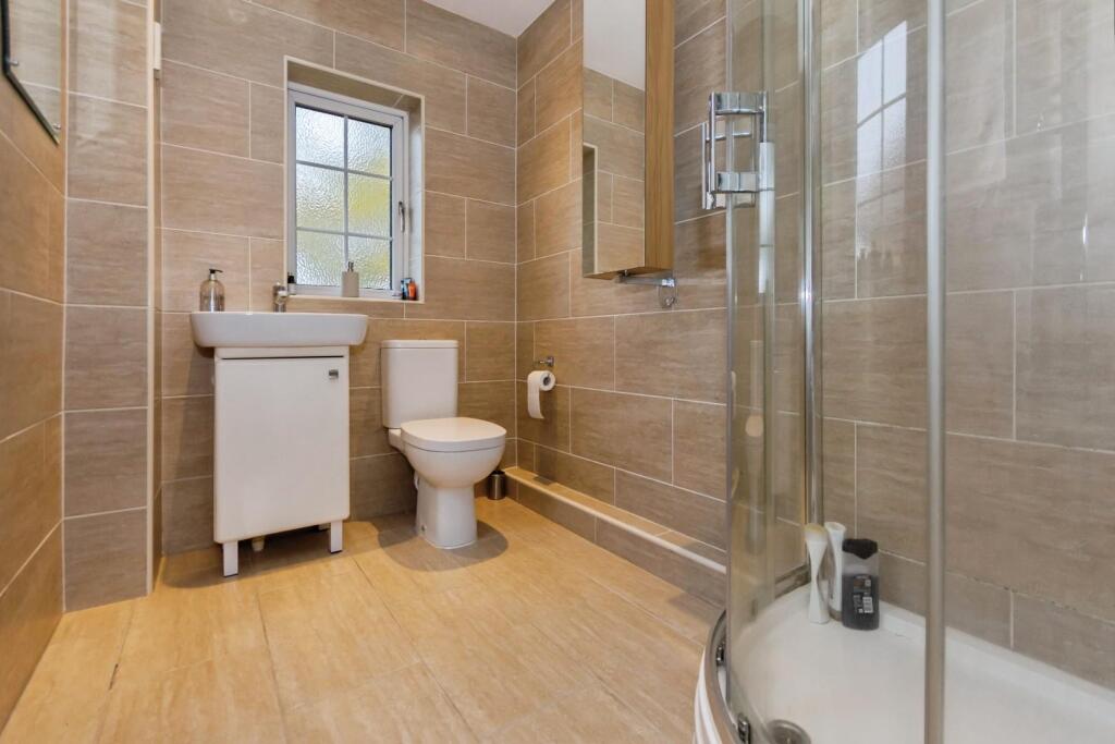 En suite shower room 2.jpg
