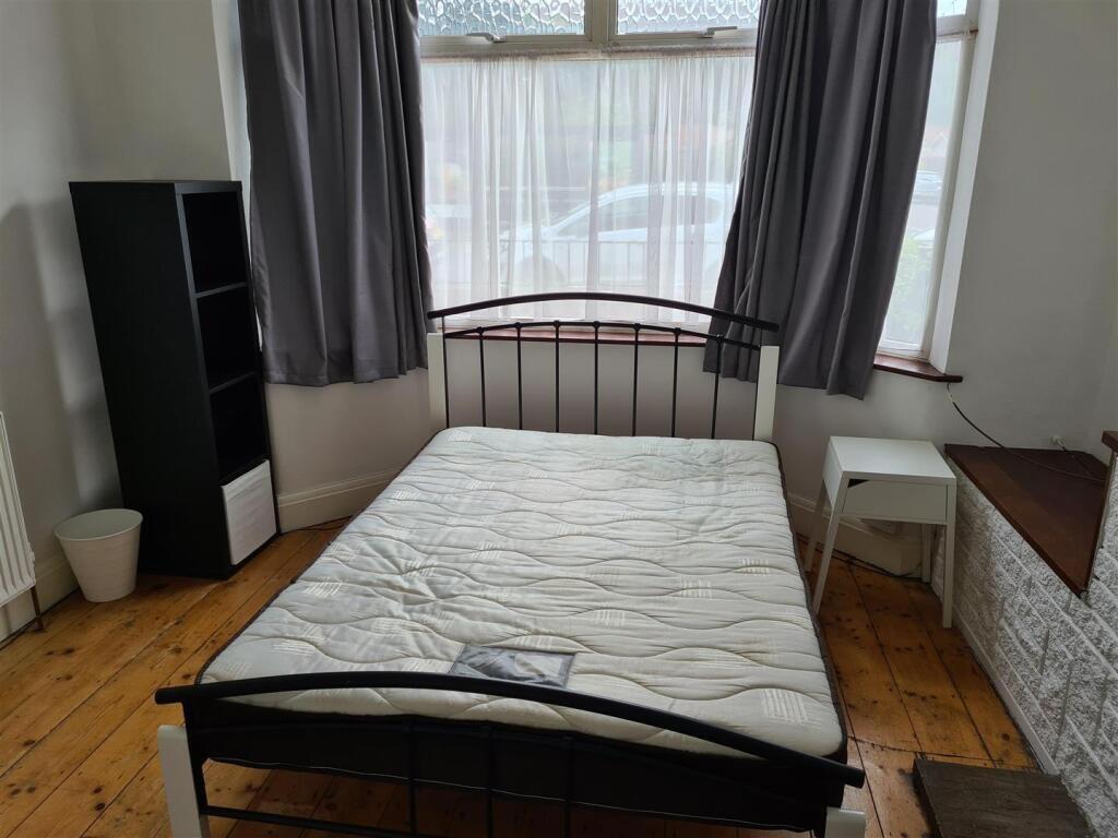 Bright and inviting double bedroom featuring la...