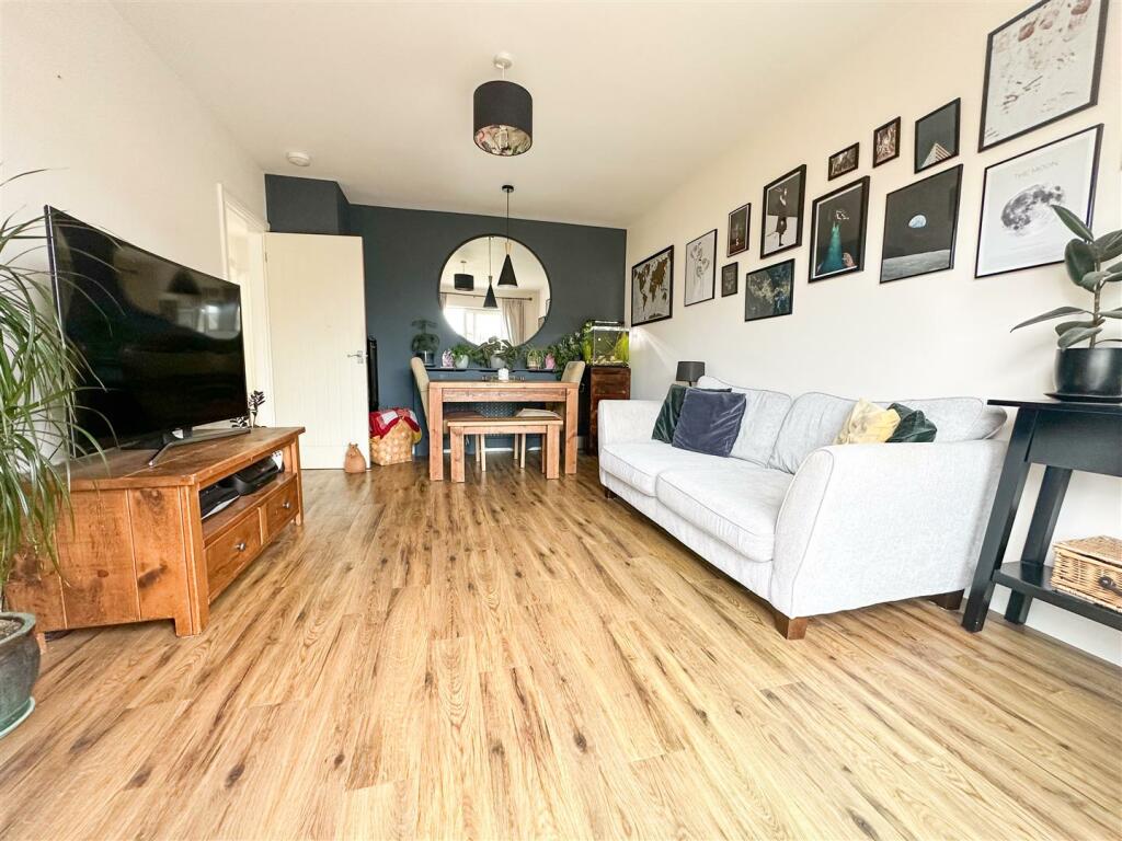 ALTERNATE VIEW OF LOUNGE/DINER