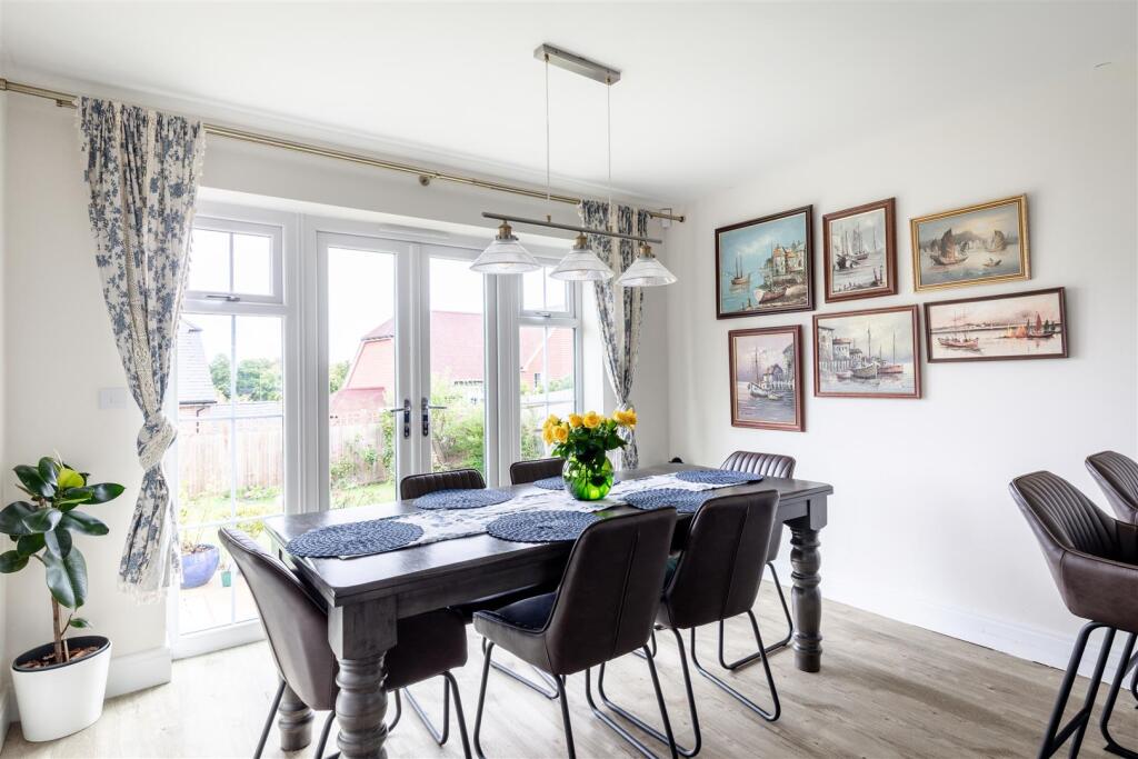 2 Walder Close-18.jpg