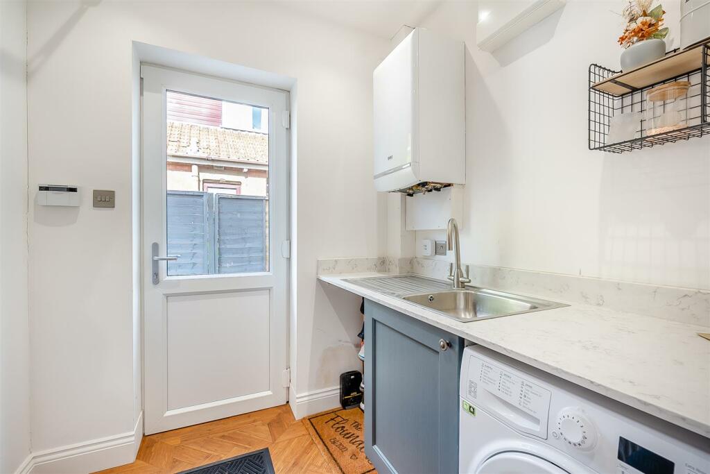 8593312-interior30.jpg
