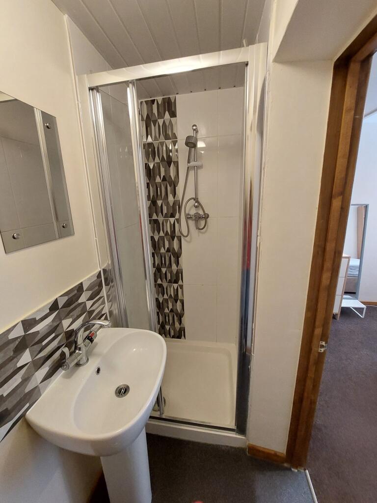 This well-maintained bathroom features modern f...