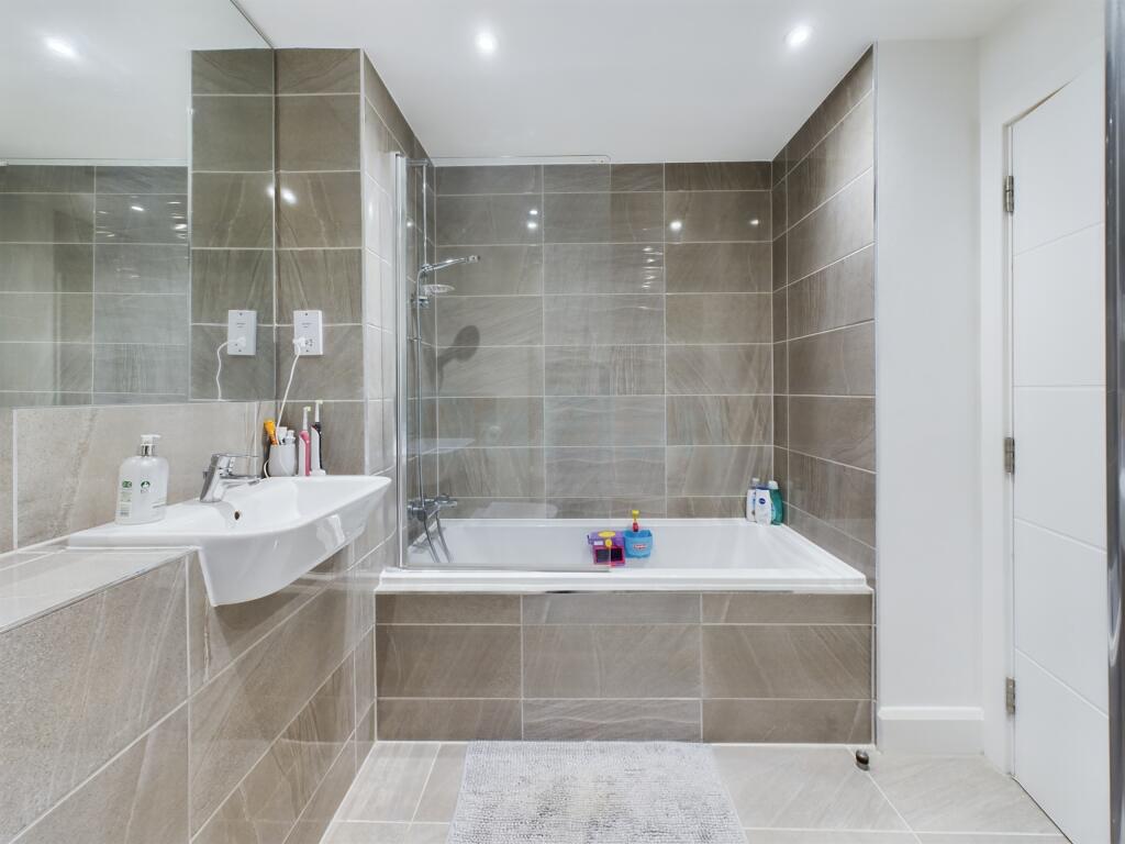 CAM04024G0-PR0010-STILL026