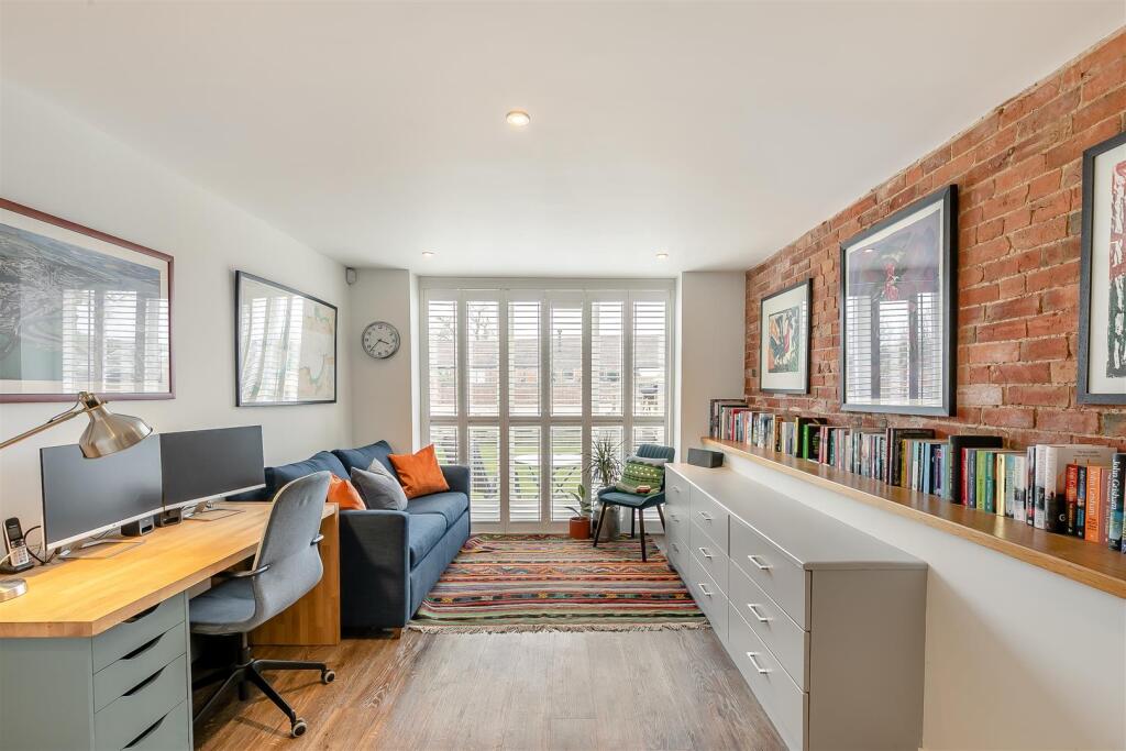 8639408-interior35.jpg