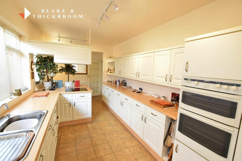 KITCHEN BREAKFAST ROOM