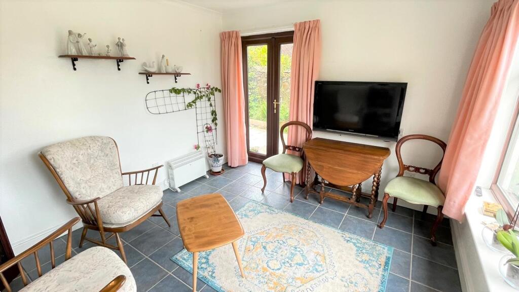 DOUBLE ASPECT GARDEN ROOM