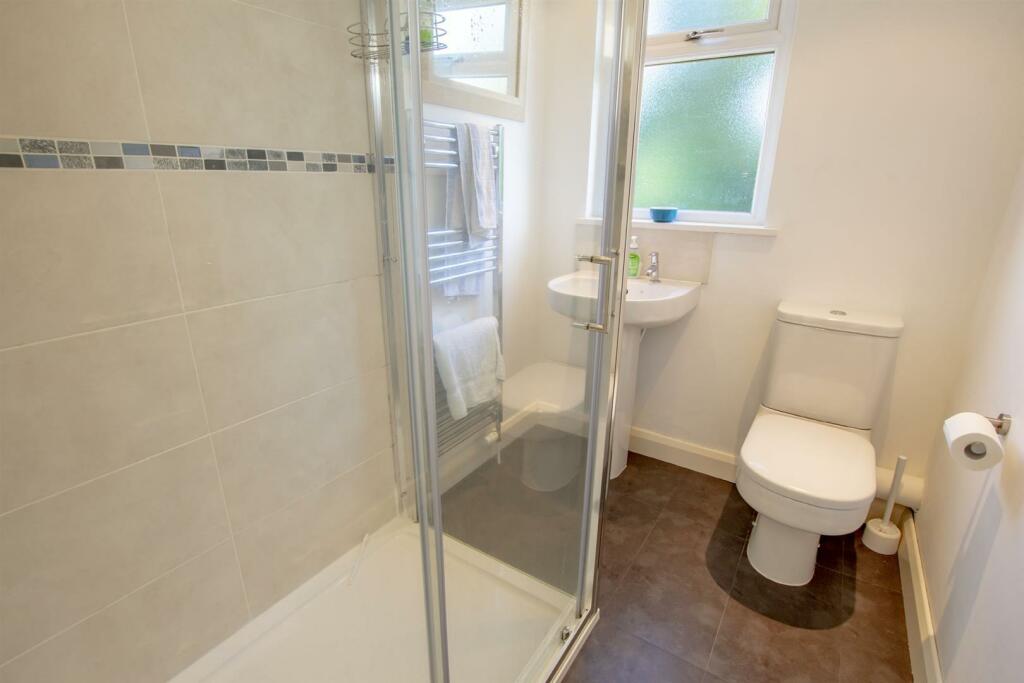 shower on second floor.jpg