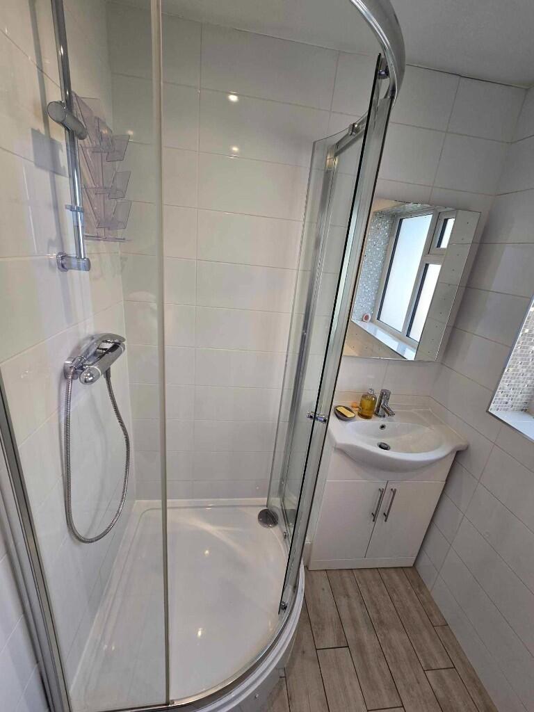 Bathroom / shower 