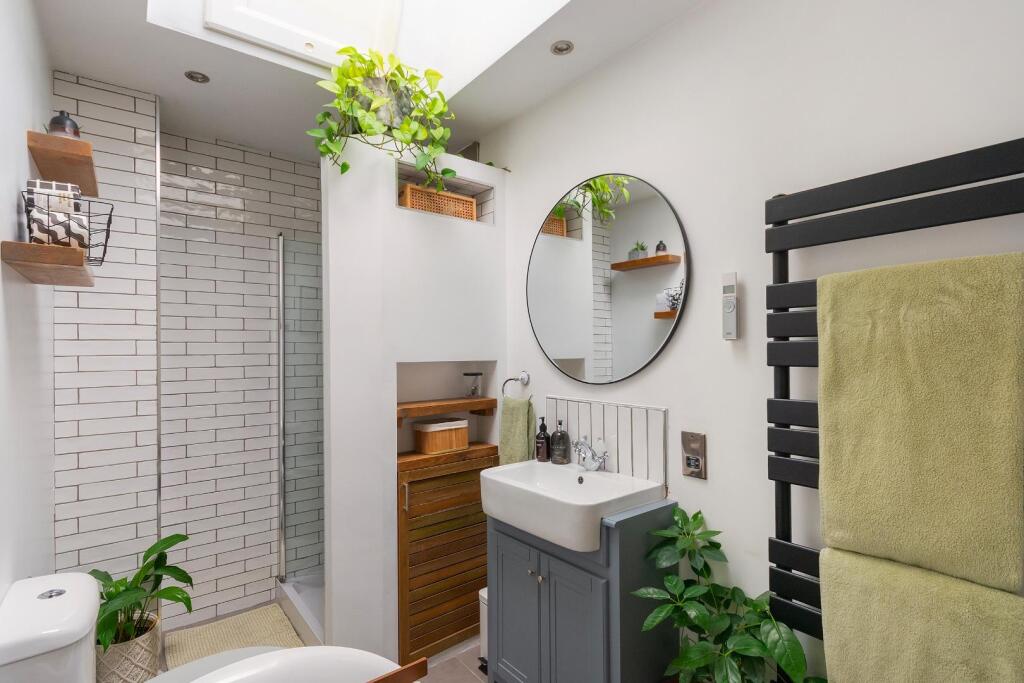 7W0STN - Bathroom A.jpg